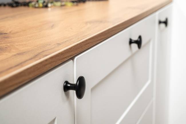 Комод четыре ящика с настенной вешалкой и двумя платяными шкафами Остин цвет белый шагрень/дуб крафт золотой