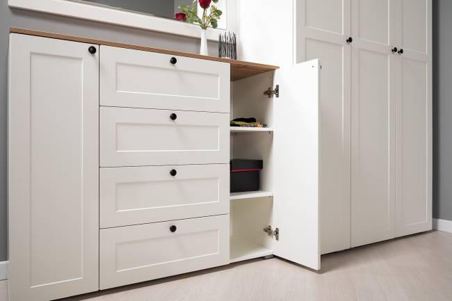 Комод четыре ящика с настенной вешалкой и двумя платяными шкафами Остин цвет белый шагрень/дуб крафт золотой