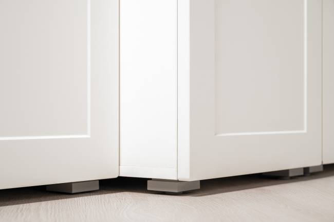 Комод четыре ящика с настенной вешалкой и двумя платяными шкафами Остин цвет белый шагрень/дуб крафт золотой