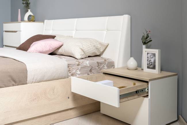 Кровать с подъёмным ортопедом Муссон 1600 с тумбочкой и комодом с зеркалом СВК цвет белый/дуб эндгрейн элегантный/кожзам белый